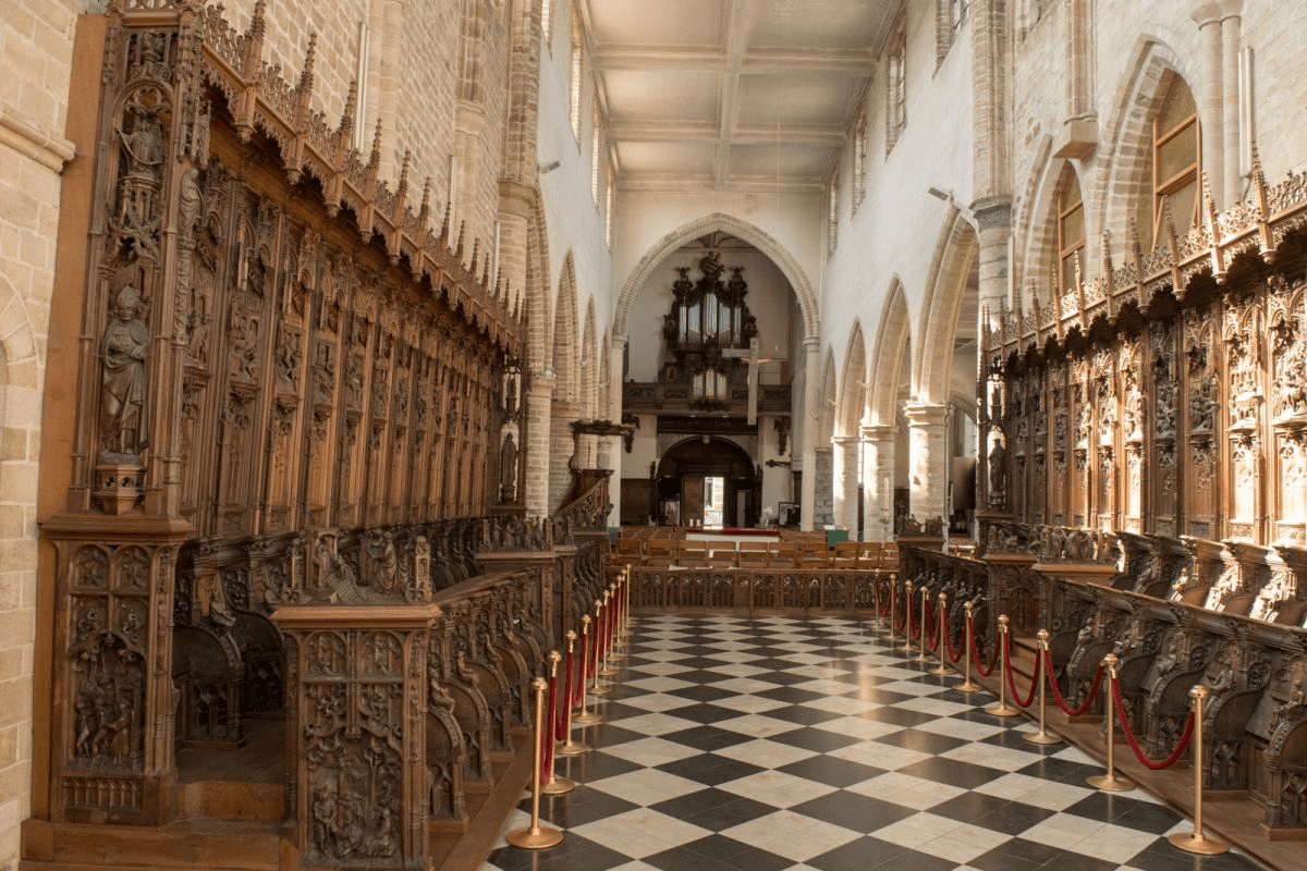 Interieur van de Sint-Geertruikerk met licht door de hoge ramen