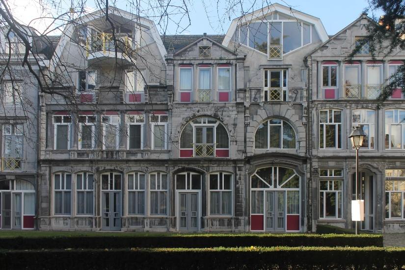 De stenen torenspits van de Sint-Geertruikerk