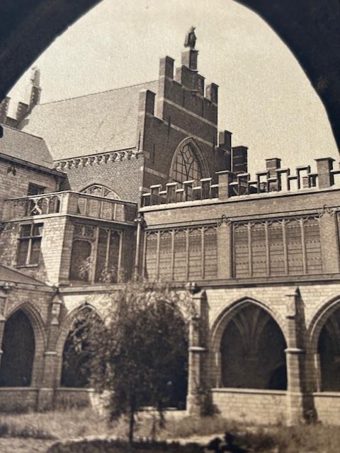 Historisch beeld van de kerk na oorlogsschade en restauratie